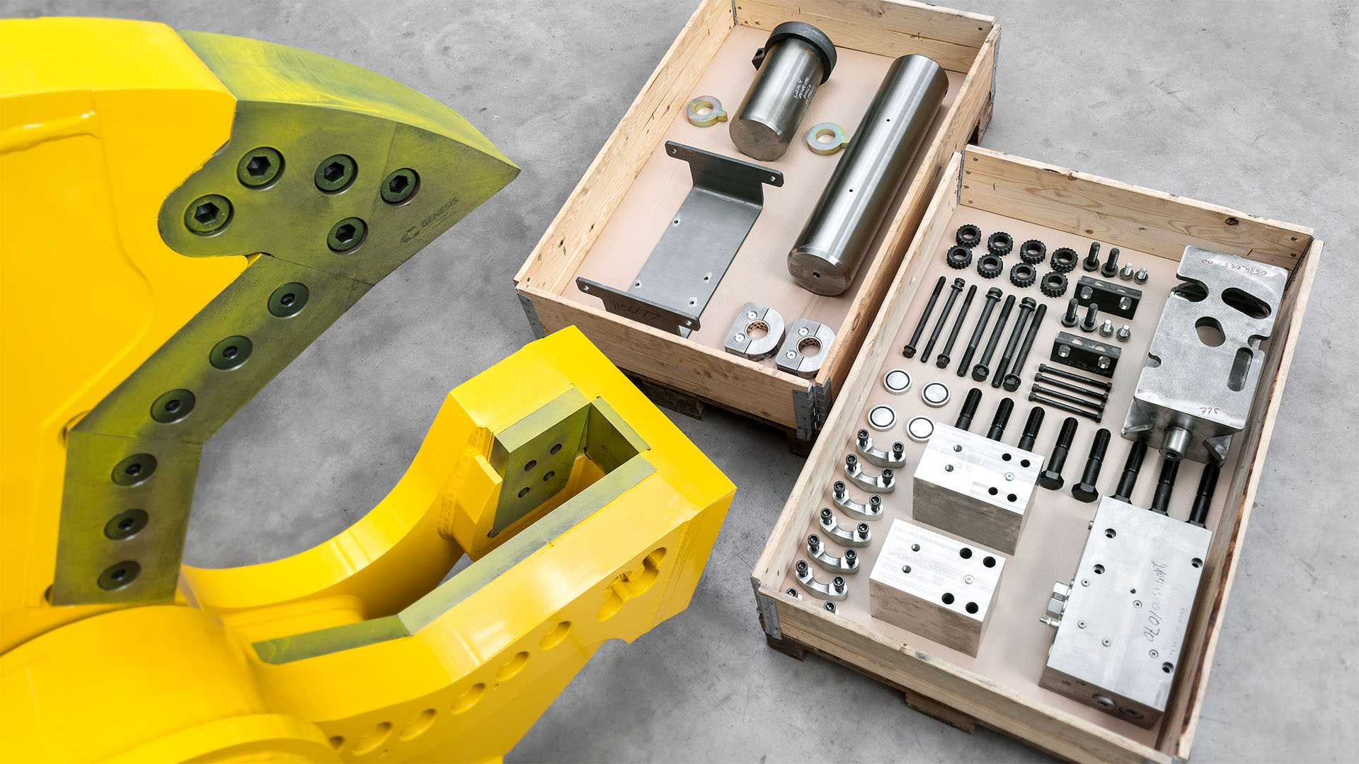 Genesis Spare and Wear Parts for Hydraulic Shears Genesis hydraulic shear with spare and wear parts arranged in transport crates