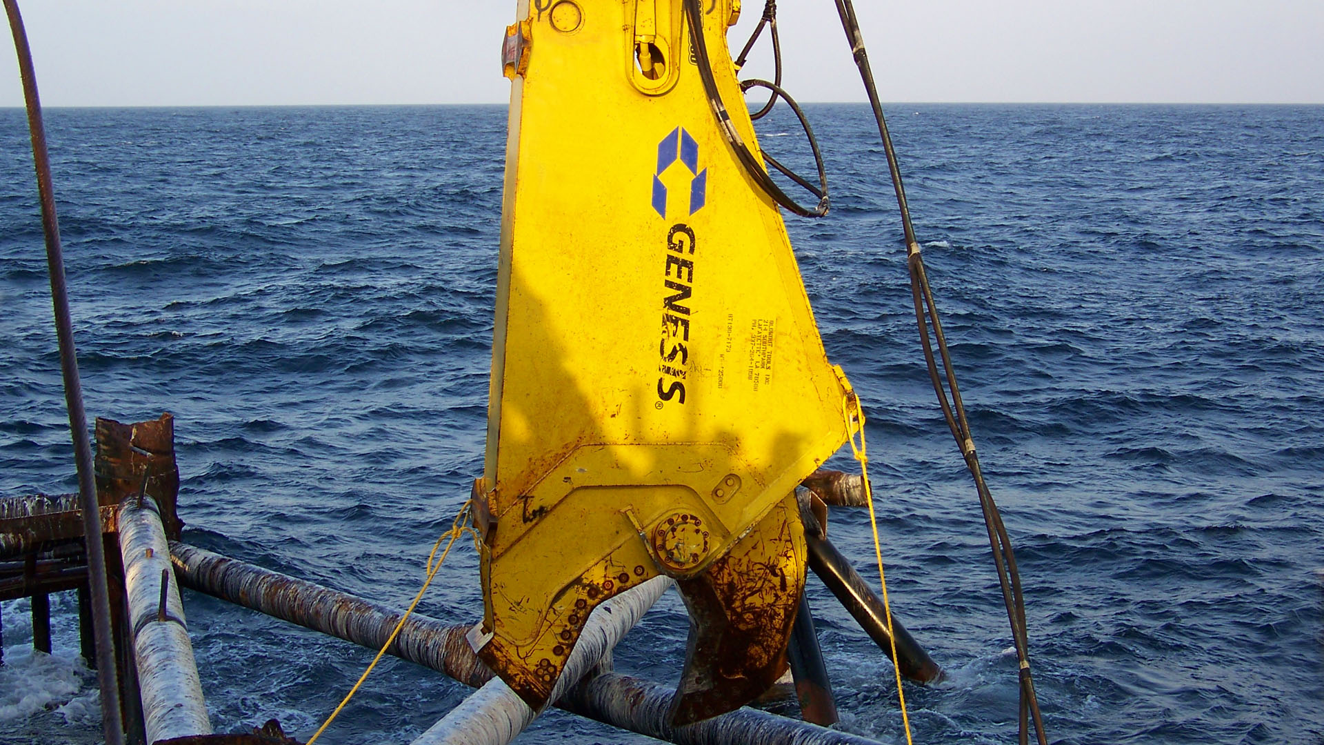 Genesis Schere im Offshore-Einsatz Genesis Schere beim Schneiden einer Rohrleitung im Offshore-Einsatz auf See