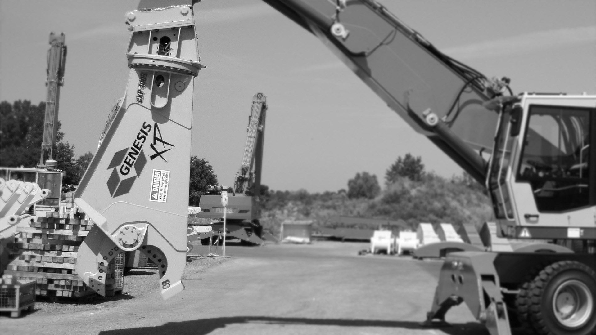 Genesis GXP hydraulische Stahlschere als Anbaugerät an einem Umschlagbagger
