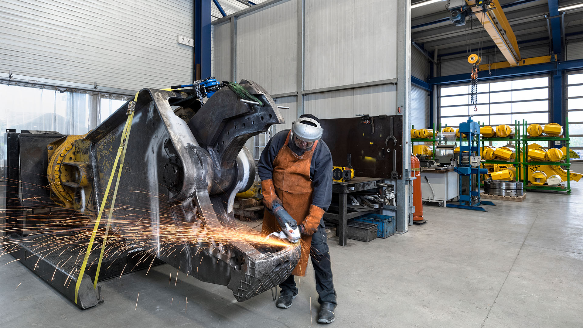 Werksüberholung einer Genesis Schere Servicetechniker bei Schleifarbeiten an einer Genesis Schere während der Werksüberholung